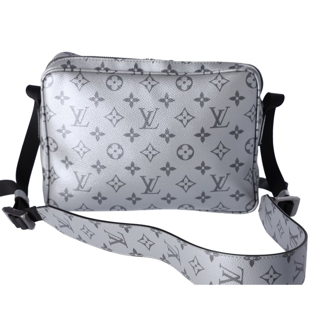 Louis Vuitton Messenger PM Reflect Shoulder Bag Crossbody Monogram Silver M43859 - Picture 7 of 17